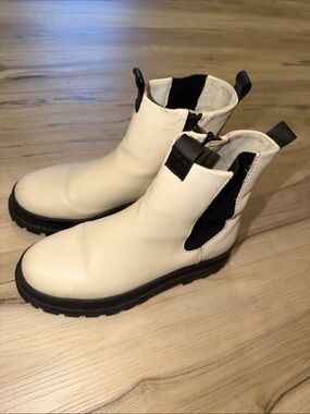 Zara White Chelsea Boots with Black Elastic Panels